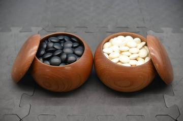 H21-PY1-18　碁石 本蛤 白 34号 厚さ約9.6mm 重量:約7g 180個 那智黒石 35号 厚さ約10mm 重量:約7g 180個 囲碁 ボードゲーム 現状品