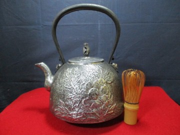 日本製　南部鉄瓶　純砂鉄製鉄瓶　三巖堂・渓泉造　牡丹紋　蓋裏ー砂鉄銘　鉄瓶 茶道具 煎茶道具 　