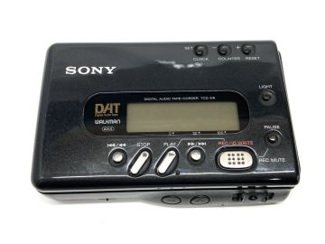 【W579】通電確認済み 美品 高級ウォークマン SONY ソニー TCD-D8 ダット DAT WALKMAN 本体 テープコーダー b