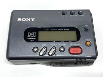 【W576】美品 高級ウォークマン SONY ソニー TCD-D7 ダット DAT WALKMAN 本体 テープコーダー 通電確認済み b