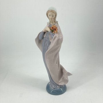 【中古品】『1-495』花を持つマリア LLADRO リヤドロ 乙女 カラー 西洋陶器 陶器人形 人形 置物 オブジェ インテリア