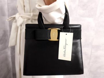 ●超美品●Salvatore Ferragamo フェラガモ●ヴァラリボン●カーフ レザー 本革●ハンド バッグ●黒●ゴールド金具●腕掛け●Js63962