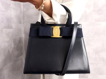 ●超美品●Salvatore Ferragamo フェラガモ●ヴァラ●カーフ レザー 本革●2way ハンド バッグ●ネイビー●ゴールド金具●腕掛け●Js64177