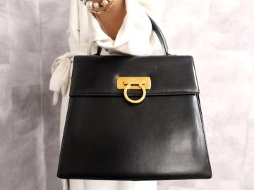 ●超美品●Salvatore Ferragamo フェラガモ●ガンチーニ●カーフ レザー 本革●ハンド バッグ●黒●ゴールド金具●腕掛け●かばん●Js64207