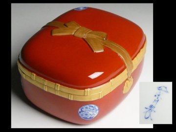 深川製磁 高級シリーズ 金彩 赤地 丸紋 内染付 松竹梅絵 陶箱 蓋物 喰籠 菓子器 n949