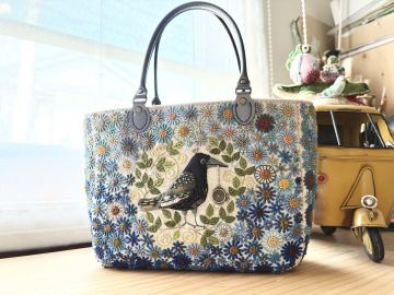 お花の手刺繍 ビーズ刺繍　カラス　ハンドメイド リネン生地　 レザー持ち手　 トートバッグ　 バッグ