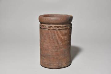 「栗八」南蛮縄簾文筒壺（１６～１８世紀）