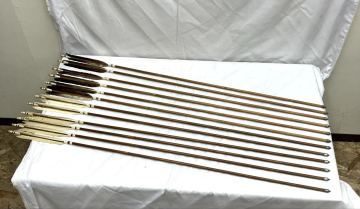 弓道 弓矢 竹矢 全長約97cm 重量約27.6〜29.1g 26.9〜27.7g 詳細不明 12本 まとめ 矢筒付き 弓道具 武具 矢