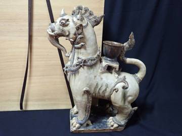 ガンダーラ　タイ　スコータイ　褐白褐釉　ノラシンガー像