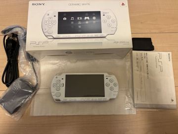 ★★新品未使用　ソニー　PSP2000 セラミックホワイト　極美品　プレイステーションポータブル　充電器と説明書未開封　少し訳あり★★