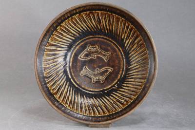 出品目　＠LLLL-4.　（　タイ.カロン鉄釉シノギ双魚文皿　）