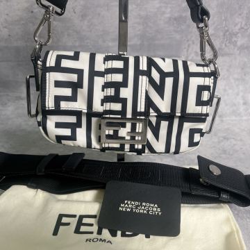【希少 極美品】FENDI フェンディ マークジェイコブス コラボ マンマバケット ロゴ 総柄 ワンショルダー ショルダー ボディバッグ 2way