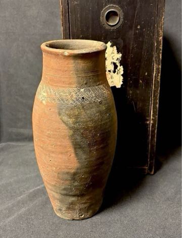 迫力と雅味の逸品！江戸期　古南蛮　蚯蚓走泥紋の筒型壺　古備前札のある漆の落とし箱！片身変わりの景色！口縁にホツもすこぶる状態よし！