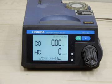 校正済正常動作品　HORIBA CO HC 自動車排気ガステスター MEXA-３２４J　 認証工場基準工具　保護パネルクラックあり　排ガステスター Q