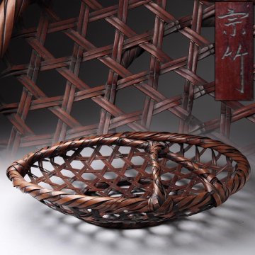 JQ594 【神谷仁 作(宗竹)】煤竹編 手付 盛花器 幅34cm・竹編盛器・盛籠・果物籠・野菜籠・竹籠 竹工芸