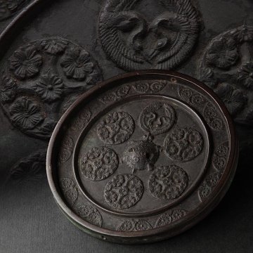 FF440 時代金工 古鏡「双鶴丸花図」径11cm・亀鈕双鶴丸花紋鏡・和鏡 お歯黒道具 鉄漿具 懐中鏡 化粧道具 旧家蔵 古美術
