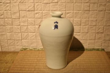 【GE】M149【コレクター所蔵品】時代 白磁雲龍紋花入 文物商店印 /中国美術 白磁 中国古玩 白瓷 酒器 骨董品 時代品 美術品 古美術品