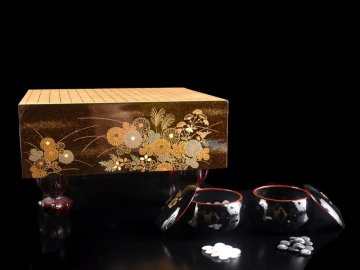 【雲】某資産家委託品 梨地 菊金蒔絵足付碁盤 碁石 セット 古美術品(大名道具囲碁道具)CY3860 UT2dg4