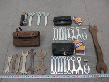 K561【2-11】□ 自転車 レトロ 工具 まとめて 宮田 ミヤタ ケース付き工具 ペダル外し 他 中古・現状品 / サイクリング 修理 / 10/16