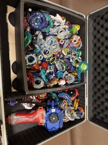 BEYBLADE 引退品　ごちゃ混ぜセット　アタッシュケース付き　売り切り ベイブレード②