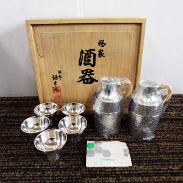 ●未使用 保管品 錫製 酒器セット 浪華 錫半 造 銚子(ちろり) 2本/盃(ぐいみ 猪口) 5客 錫器 共箱 
