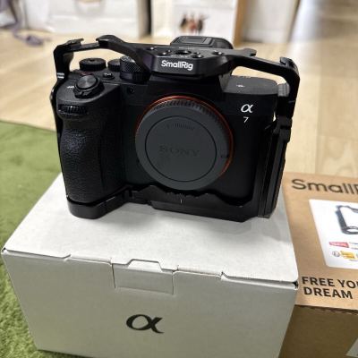 ほぼ新品 SONY &alpha;7Ⅴ ボディ ミラーレス一眼 ソニー ボディのみ smallrigケージ付属
