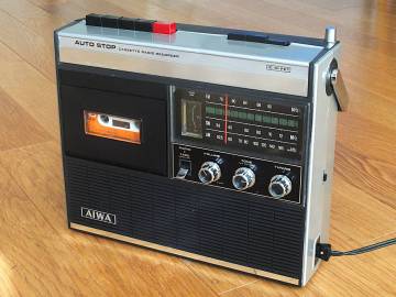 整備済動作品ですが巻き戻しNG　1971年　AIWA　３バンドラジカセ　TPR-110　　MADE IN JAPAＮ