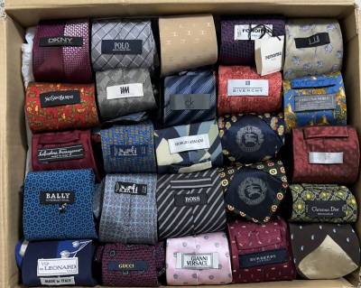 ネクタイまとめ売り200本以上。 HERMES GUCCI Dior BURBERRY SalvatoreFerragamo YSL GIANNIVERSACE ARMANI他ブランドあり美品ジャンク含む