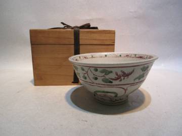 Ｔ３７９７　紅安南　草花文茶碗　箱付き