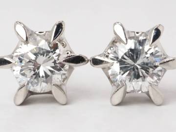 【9167D】Pt900/K18WG 天然ダイヤモンド 計0.86ct/0.43ct/0.43ct/3.0g ピアス