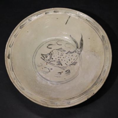 時代　鉄絵　魚紋　大皿　直径約28ｃｍ/　中国美術　茶器　皿　磁州窯　白磁　検索：　安南　ソコタイ　.B2018