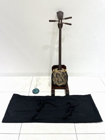 【え沖】琉球三線 三味線 全長約80cm 棹約518g 人工皮 スタンド、ソフトケース付き 弦楽器 和楽器 伝統品 現状品 MD999MRR17