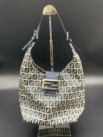 春名　3月　NO.108 FENDI フェンディ ズッカ柄　 ズッキーノ　 マンマバケット　ワンショルダー　ネイビー　汚れ剥がれあり　ブランド