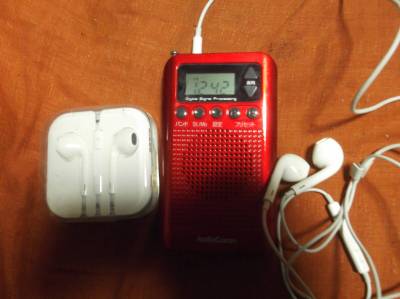 ●イヤホン付き　AudioComm ワイドFM対応 FM/AMポケットラジオ RAD-P350N-R●