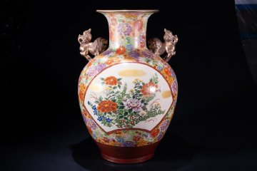 【珍品堂】1円から 薩摩焼　薩摩在銘有　金彩色絵百花繚乱　獅子耳付　花瓶　飾り壺　希少品　時代物　古美術　骨董品　H54cm N-A6AZ-HM2