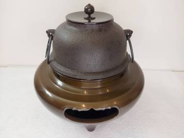 K01-0302 茶の湯 真形釜 釜師 人間国宝 高橋敬典 作 朝鮮風炉 唐銅風炉師 藤井宗喜 作 茶道具 共箱 未使用保管品 保証品 
