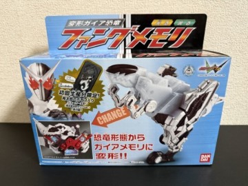【中古美品】仮面ライダーW（ダブル）　変形ガイア恐竜 ファングメモリ　初回生産分限定ジョーカーメモリ付属（未使用）