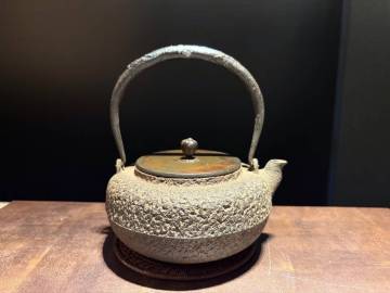 ■龍文堂　安之介　銀象嵌　平丸形　鉄瓶■d煎茶　急須 湯沸かし 鉄壺 鉄器 金属工芸 茶道具 時代物 古美術