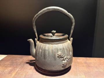 ■大國寿朗作　金銀象嵌　犬に花図　鉄瓶■c煎茶　急須 湯沸かし 鉄壺 鉄器 金属工芸 茶道具 時代物 古美術