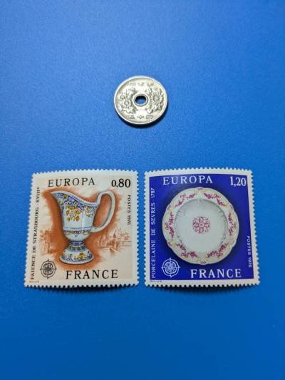 【フランス】1976年 未使用 切手 2種完？ ★反り気味も綺麗かと思います。