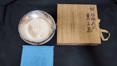 秦蔵六 蔵六造 純銀 梅形菓子器 共箱 銀器 茶道具 金属工芸 約124g