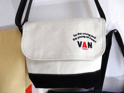 ★送料無料!! VAN JAC ヴァンヂャケット アーチロゴ刺繍メッセンジャーバック/ショルダーバック/ボディバック★