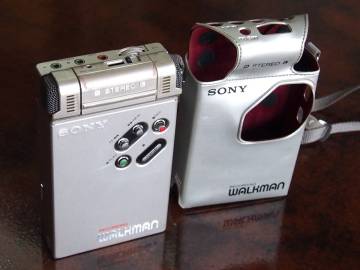 ★☆①　ＳＯＮＹ　ＷＡＬＫＭＡＮ　ウォークマン　ＷＭ-R2　ホルダー付き　(ウォークマン カセットプレイヤー)　　☆★