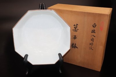 【江】人間国宝 井上萬二 白磁八角彫文菓子鉢 直径24㎝&times;高さ9㎝ 在銘 古美術品(中鉢盛鉢懐石料理道具)AXZ1104 LTjisa CTLBnnwe