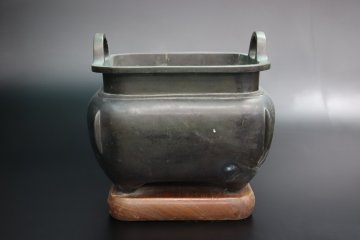 【江】銅製 双耳四角形大火鉢 手あぶり 木製台座付 直径32&times;高さ31.5㎝ 古美術品(茶道具古民具古道具)BX2254 LTjska