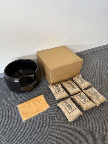 未使用品 茶釜 茶道具 茶器 面取風炉 風炉 ふろ 唐銅 五徳 レトロ 当時物 真黒 付属品付き アンティーク 工芸品 コレクション 工芸品 鉄製