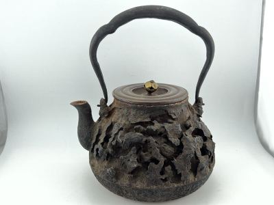 龍文堂造　 鉄瓶 古美術 煎茶道具　銘あり　鉄瓶　カニ　古鉄瓶　水漏あり　時代箱付き　明治時代　(検　砂鉄　亀文堂　安之介　鉄瓶有名人
