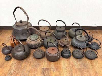 旧家より 金龍堂他 古い鉄瓶 総重量29.5kg まとめてセット 山川堂 鳳凰堂 銅蓋 南部鉄器 茶道具 大量 詳細不明 急須 在銘