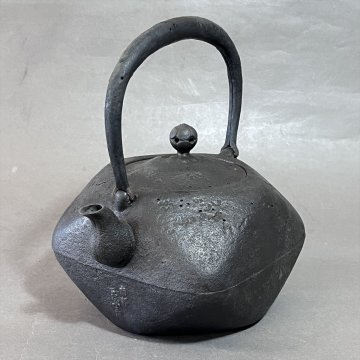 ◆ 南部 釜師 名人 吉岡茂兵衛 作 四方菱形 虫食地紋 茂忠 鉄瓶 茶道具 骨董 古玩 ◆