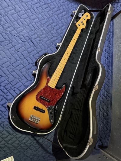 27. Fender フェンダー　Jazz Bass Maple ベース　Fingerboard 3 Tone Sunburst フェンダー　音出し確認◯